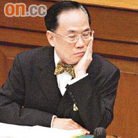多名議員引述溫家寶講話，批評曾蔭權未能解決香港的深層次矛盾。
