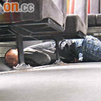 男子在巴士行車途中突然暈倒，俯伏巴士上層車尾地板。