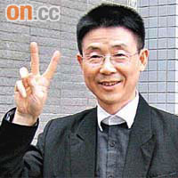 江昨獲脫罪後，在庭外舉起勝利手勢。