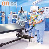 專為骨科及脊椎病人而設的Jackson Table，由碳化纖維製造，不阻礙Ｘ光拍攝，而且可自動旋轉，方便病人翻身俯臥進行手術。	（麥潤田攝）