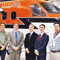 男屋主（左二）出身於航空世家，現為海翔航空董事。	（資料圖片）
