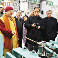 楊孫西（右二）帶備半專業數碼相機到台灣參觀有機茶園，細心聆聽聖輪法師（左一）介紹茶葉製造過程。	（圖片由被訪者提供）