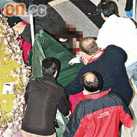 女死者墮在商場的舞台旁邊，警方用帳篷遮蔽死者遺體。	（張曉楠攝）
