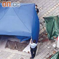 耀安邨墮樓連環奪命意外，警員在現場調查。	（吳子生攝）