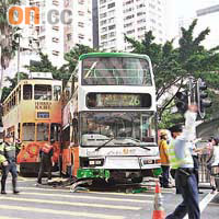 電車與新巴相撞後衝出路軌，再雙雙衝過對面行車線。	（馮戈攝）