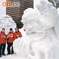 阮錦鴻（右）與兩名同伴憑着栩栩如生的鍾馗雪雕，獲得賽事的全場季軍。
