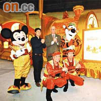 迪士尼花車的米奇及跳跳虎今年亦換上新裝賀巡遊。