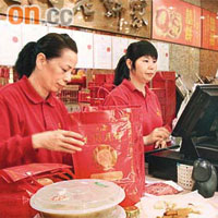 沙糖及雞蛋加價令糕餅漲價，但市民辦年貨仍不手鬆。	（陳德賢攝）