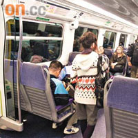 乘客進入東鐵頭等車廂時，必須先用八達通卡拍卡「補飛」或持有頭等單程車票。 （何天成攝）