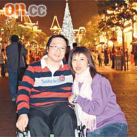阮志雄需以輪椅代步，但獲妻子陪伴四出遊覽和拍照，留住開心的一刻。	（受訪者提供）