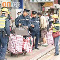 警員協助居民運走個人物品。