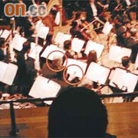 香港管弦樂團發生樂師於演出期間不停打手機事件（紅圈示）。	（資料圖片）