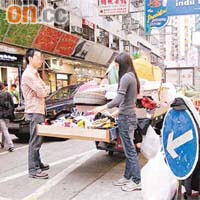 景隆街<br>有小販將攤檔置於馬路中央，險象環生。