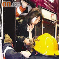 消防員協助受傷乘客從太平門下車。	