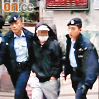 涉掟膠樽男子被警員拘捕。	（圖片由讀者提供）