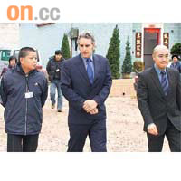李偉志、麥敬年及莫君虞（左起）等部門官員到場了解事件。