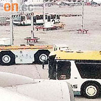 俗稱「兩頭蛇」的接駁巴士（右），與飛機拖頭（左）在停機坪發生碰撞十分罕見。	（資料圖片）