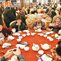 昨日「人日」，一年一度的大埔耆老千歲宴分別在十一個地點舉行，約有六千五百名長者參加。	（霍振鋒攝）