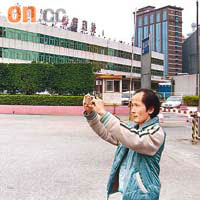 香港司機趙先生揸中港旅遊巴每日穿梭文錦渡口岸已七、八年，昨天在最後一日特意準備相機拍照留念。