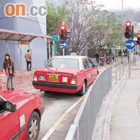 自加設交通燈後，九龍塘多福道的士站輪候的士時間大增，的士上客後不能立即駛離。	（吳君豪攝）