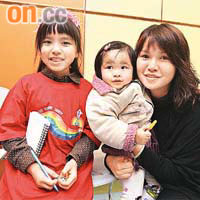 陳芮澄（中）小小年紀便要承受打針服藥之苦。左為其家姐，右為陳母。