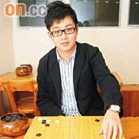 年僅廿八歲的林承源，已擁有三間棋藝學校，成為準百萬富翁。	（陸智豪攝）