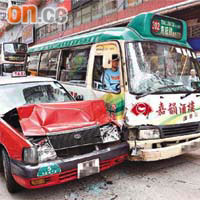 失事專線小巴與的士車頭損毀，小巴司機留在車內。（曾紹良攝）
