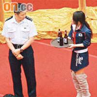 警官C拒絕接受<br>身穿短裙的「啤酒女郎」向在場警務人員遞上啤酒，但該名警官未有接受。