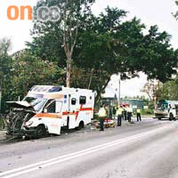 救護車與綠巴相撞後剷上行人路。