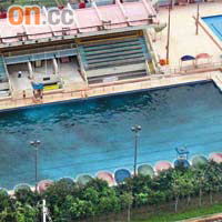 泳池污染迅速擴大（左至右）。