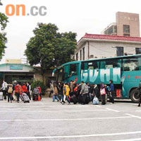 當局宣布文錦渡口岸將在早晚限量開放予直通巴士旅客進出內地。	（資料圖片）