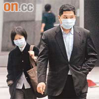 被告夫婦楊惠明及曾卓詩涉嫌盜取三幅名畫，昨日戴口罩到庭。	（鍾麗珊攝）
