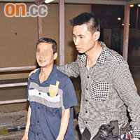 涉嫌禁錮妻女的男子（左）被捕。	（楊日權攝）