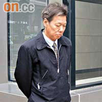 被告陳港業涉嫌獨留年幼兒子在家，而被檢控。