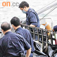 水警人員將男童屍體抬上岸。	（蘇仲賢攝）