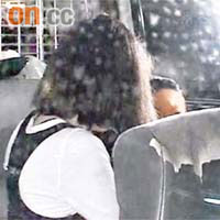 涉案婦人與女兒由警車送署調查。		（邱國賢攝）