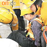 受傷被困工人由消防員救出脫險。