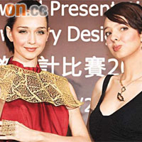 名為「紙氣東來」的金披肩（左），概念源於中國的剪紙藝術。	（伍鎮業攝）