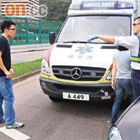 黃竹坑道<br>救護車被指切線事件，私家車司機（左）報稱不適。	（馬竟峯攝）