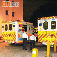 彩雲邨<br>救護車倒後撞鐵柱（右），需派另一救護車接替任務。	（吳建明攝）
