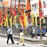 大角咀街道已掛滿紅燈籠及旗幟增添喜慶氣氛。