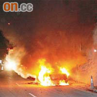 涉及斬人案的私家車，被發現在秀茂坪寶達邨對開的安達臣道着火焚燒。	（吳建明攝）