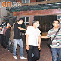 警方在馬灣新村拘捕廿二名男女。	（沈厚錚攝）