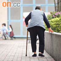 不少長者有膝關節退化問題，行走不便。