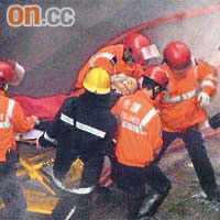 高級消防隊目楊俊傑被救出送院，惜證實不治。	（黃俊強攝）