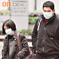 被告夫婦楊惠明（右）及曾卓詩（左）昨戴上口罩離開法院。