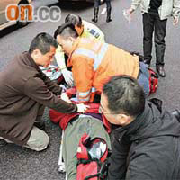 三名見義勇為途人，協助救護員為受傷老婦進行急救。	（左錦鴻攝）
