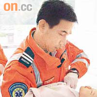 救護員邊替男嬰進行心外壓，邊緊急送院惟不治。	（彭玉麟攝）