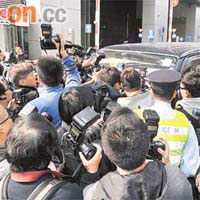 大批記者在廉署總部外包圍客貨車進行拍攝。	（黃仲民攝）