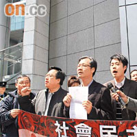 蔡耀昌（左三）堅稱該次是和平集會，不明為何被檢控。	（李子強攝）